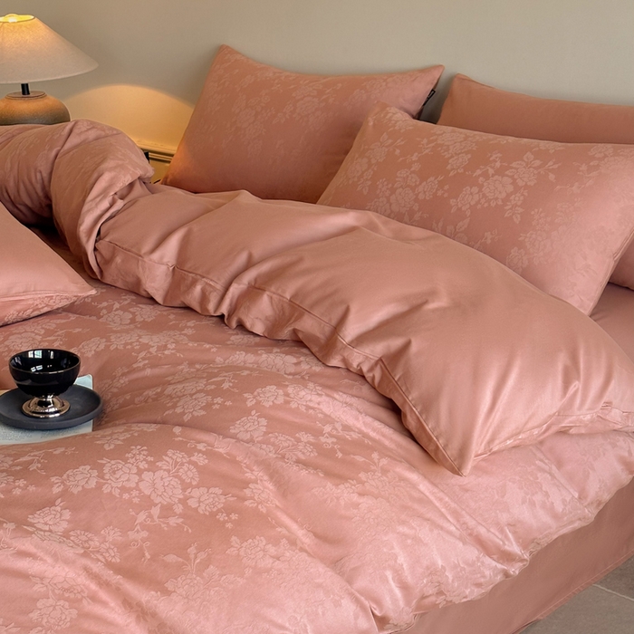 91家纺网 家纺一手货源 找家纺 卧趣家纺 2026新款A类60S贡缎提花全棉四件套 山野慕色-豆沙