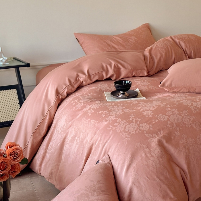 91家纺网 家纺一手货源 找家纺 卧趣家纺 2026新款A类60S贡缎提花全棉四件套 山野慕色-豆沙