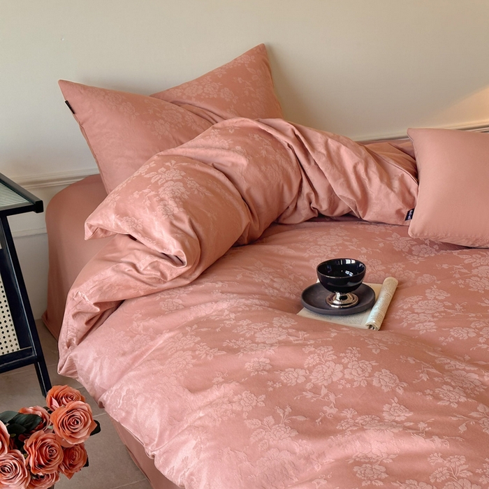 91家纺网 家纺一手货源 找家纺 卧趣家纺 2026新款A类60S贡缎提花全棉四件套 山野慕色-豆沙