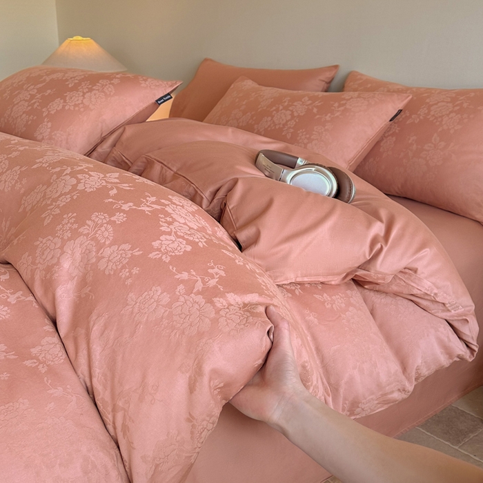 91家纺网 家纺一手货源 找家纺 卧趣家纺 2026新款A类60S贡缎提花全棉四件套 山野慕色-豆沙