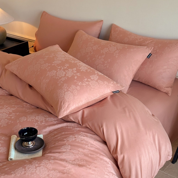 91家纺网 家纺一手货源 找家纺 卧趣家纺 2026新款A类60S贡缎提花全棉四件套 山野慕色-豆沙