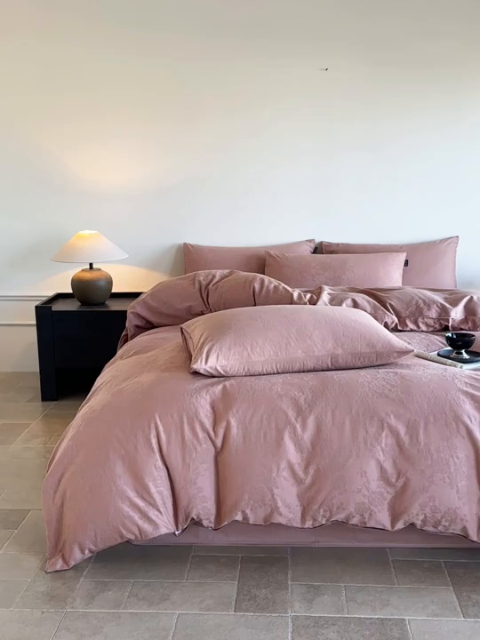 91家纺网 家纺一手货源 找家纺 卧趣家纺 2026新款A类60S贡缎提花全棉四件套 山野慕色-豆沙