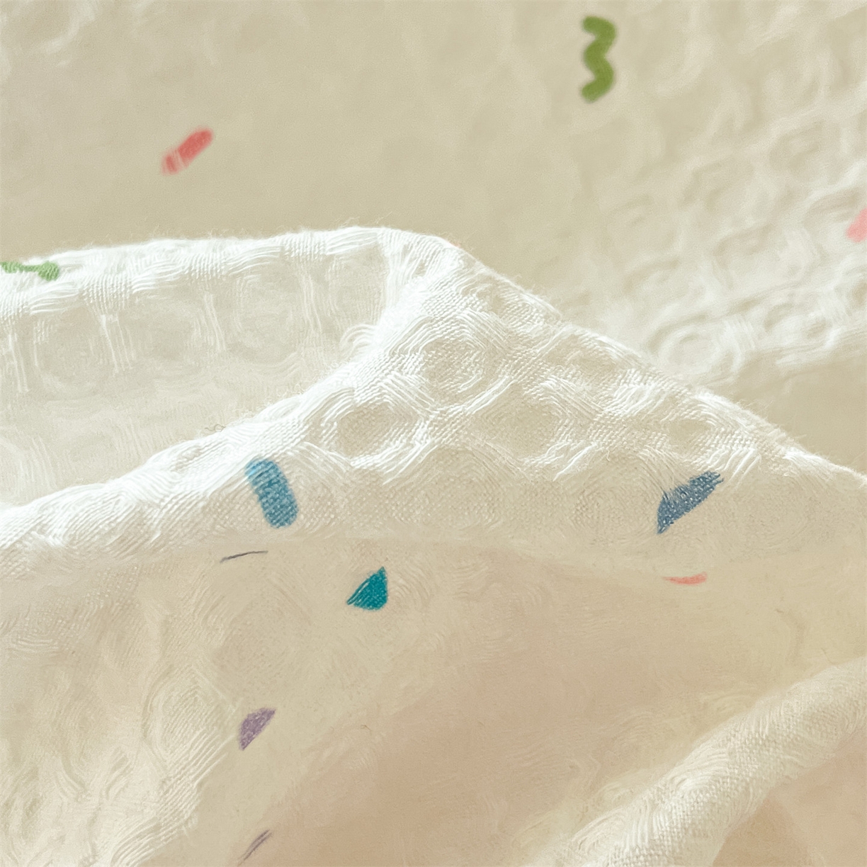 91家纺网 家纺一手货源 找家纺 笙意家纺 2026新款全棉A版华夫格B版40支毛巾绣四件套 波点柿子