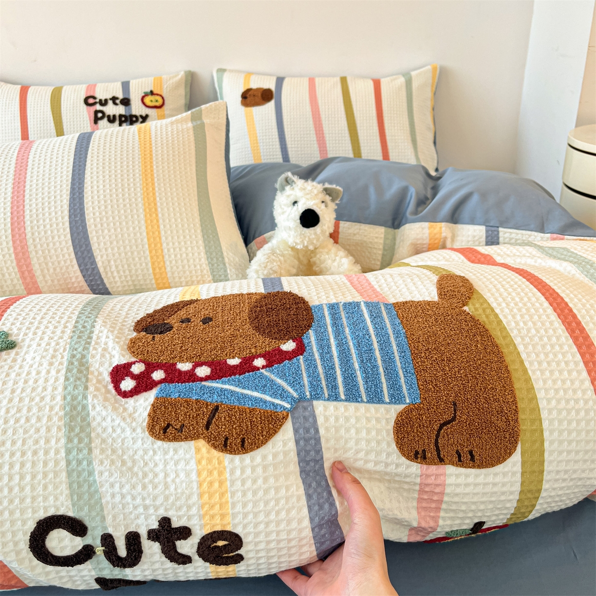 91家纺网 家纺一手货源 找家纺 笙意家纺 2026新款全棉A版华夫格B版40支毛巾绣四件套 莓莓狗