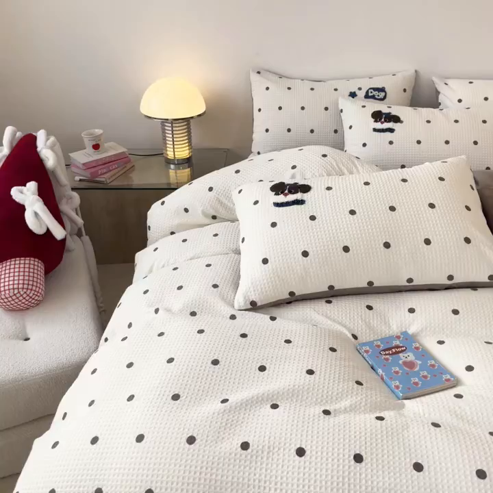 91家纺网 家纺一手货源 找家纺 笙意家纺 2026新款全棉A版华夫格B版40支毛巾绣四件套 圆点小狗