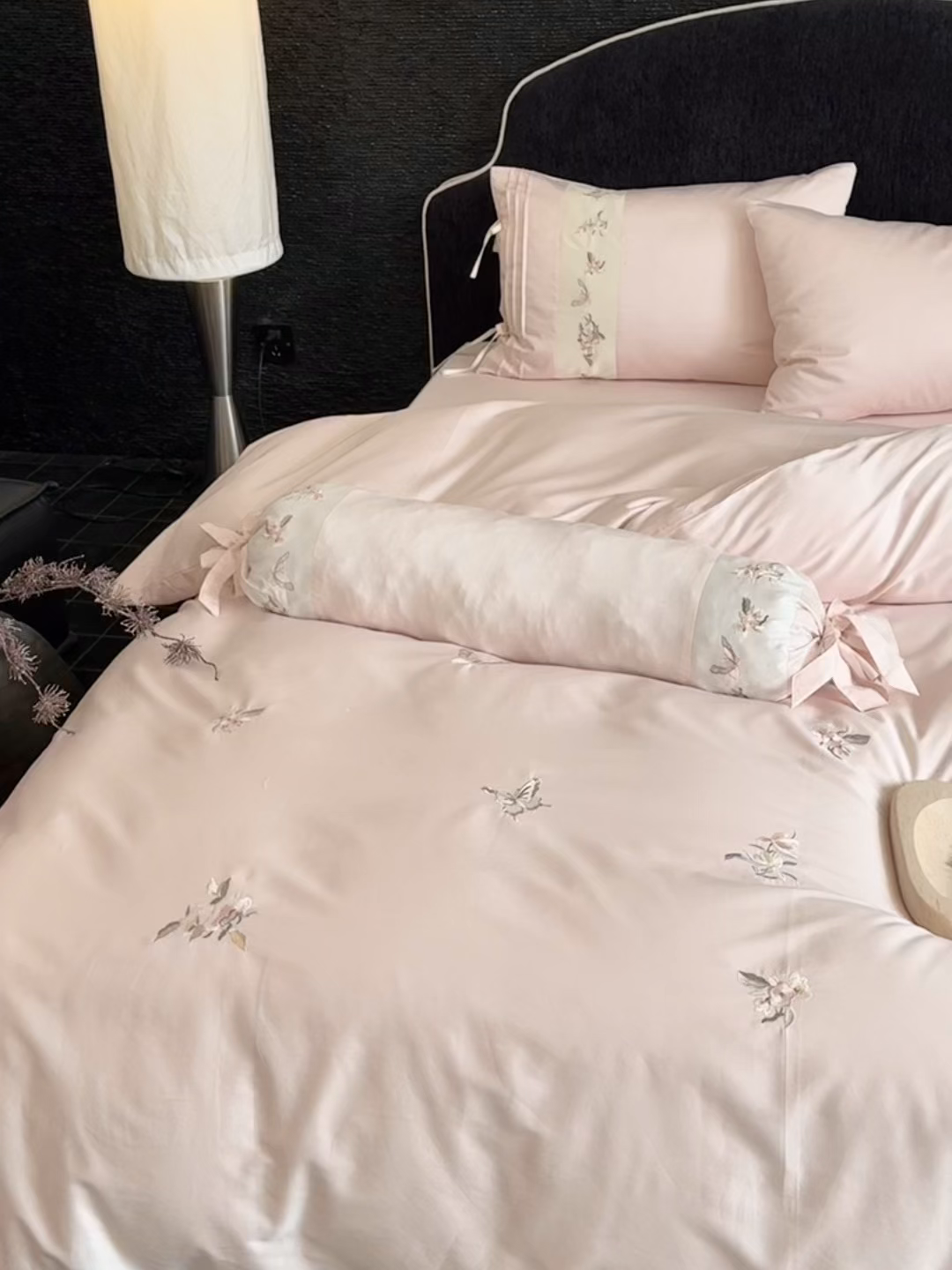 91家纺网 家纺一手货源 找家纺 鹿班家居 2026新款100s长绒棉纯棉刺绣四件套-境花辞（标准会员-20元） 境花辞-粉色