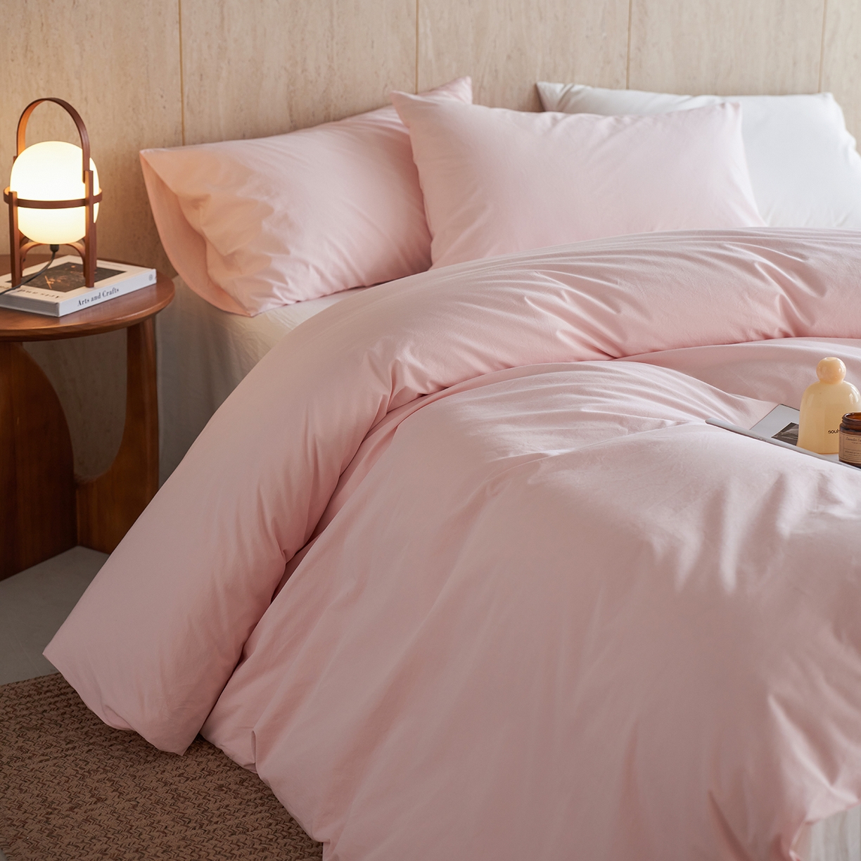 91家纺网 家纺一手货源 找家纺 轩和家居 2026新款全棉高支旧感砂洗长绒棉拼色四件套 薄樱粉+浅云白