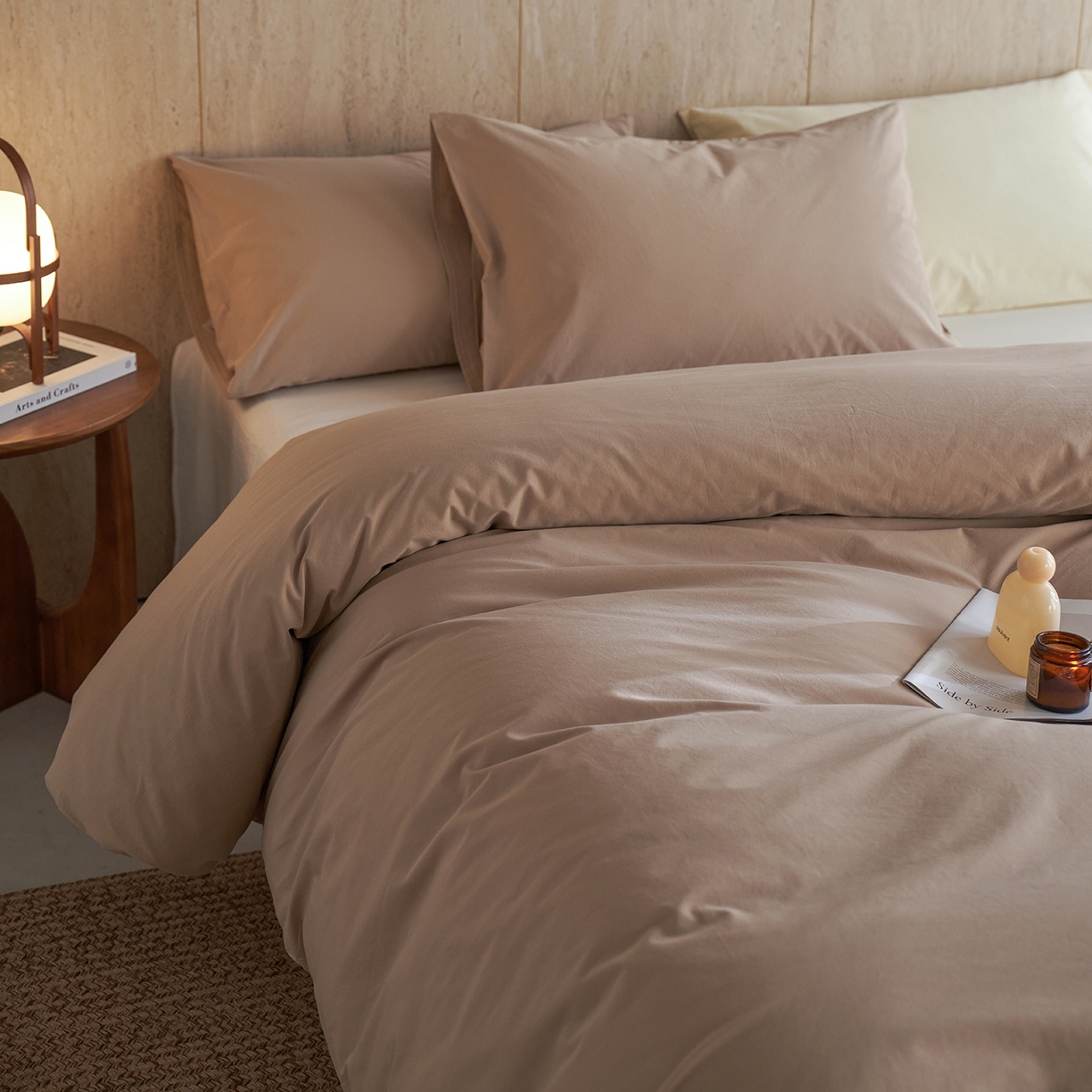 91家纺网 家纺一手货源 找家纺 轩和家居 2026新款全棉高支旧感砂洗长绒棉拼色四件套 秋麦色+浅云白