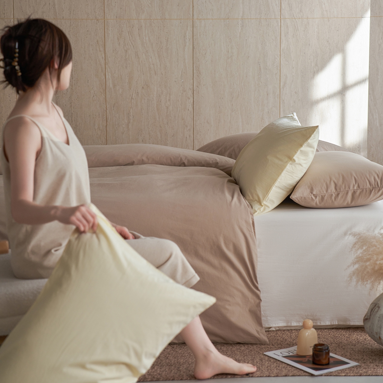 91家纺网 家纺一手货源 找家纺 轩和家居 2026新款全棉高支旧感砂洗长绒棉拼色四件套 秋麦色+浅云白