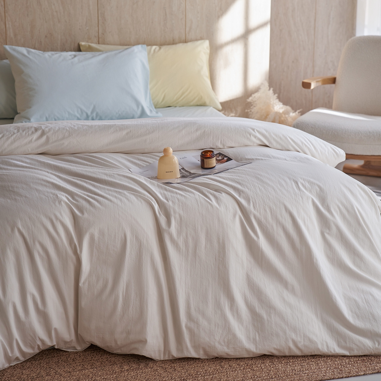 91家纺网 家纺一手货源 找家纺 轩和家居 2026新款全棉高支旧感砂洗长绒棉拼色四件套 浅云白+天空蓝