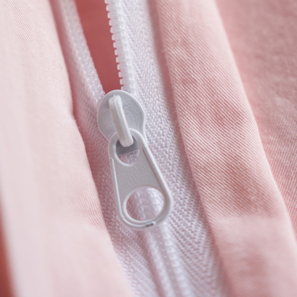 91家纺网 家纺一手货源 找家纺 轩和家居 2026新款全棉高支旧感砂洗长绒棉拼色四件套 薄樱粉+浅云白