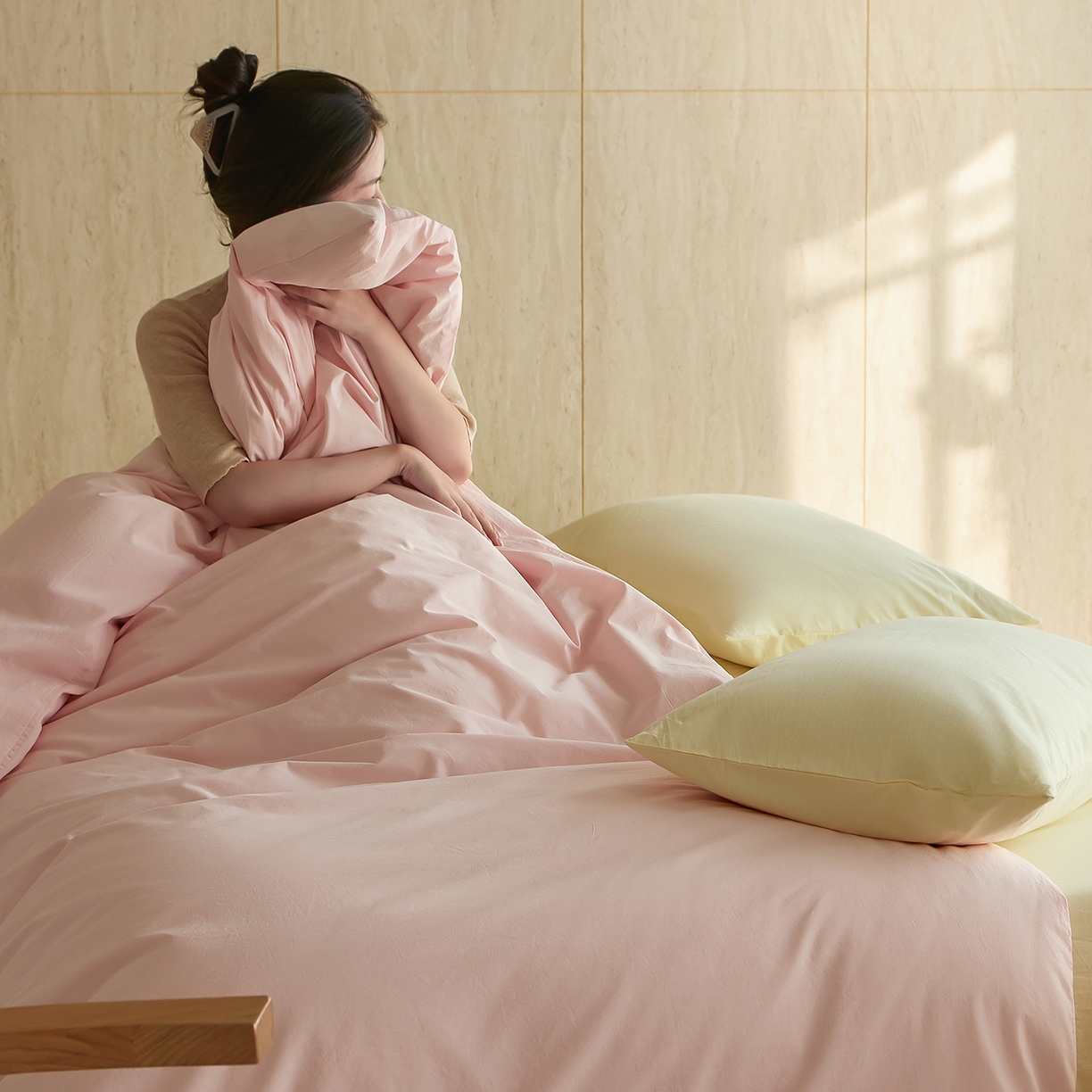 91家纺网 家纺一手货源 找家纺 轩和家居 2026新款全棉高支旧感砂洗长绒棉拼色四件套 薄樱粉+淡黄色