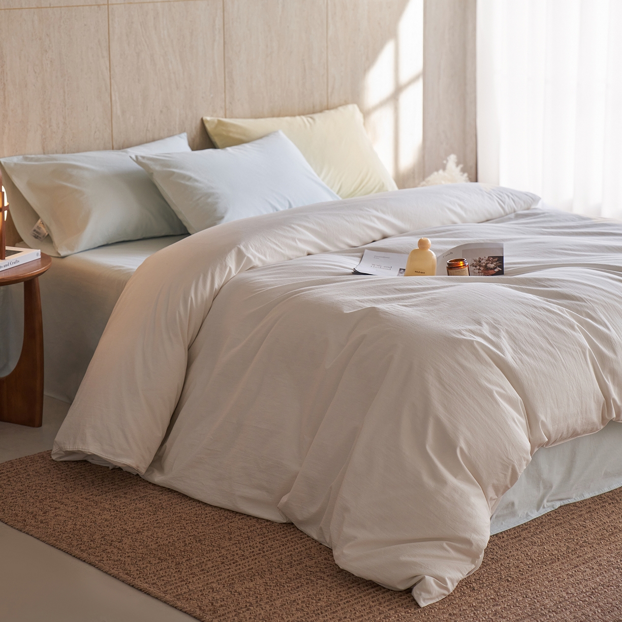 91家纺网 家纺一手货源 找家纺 轩和家居 2026新款全棉高支旧感砂洗长绒棉拼色四件套 浅云白+天空蓝