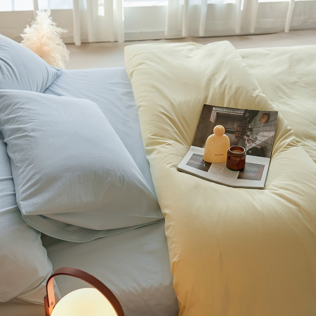 91家纺网 家纺一手货源 找家纺 轩和家居 2026新款全棉高支旧感砂洗长绒棉拼色四件套 淡黄色+天空蓝