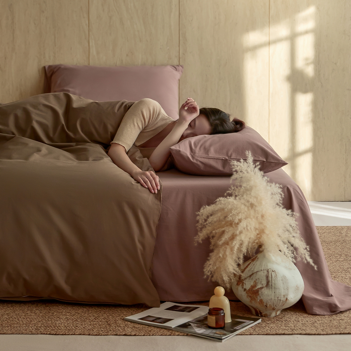 91家纺网 家纺一手货源 找家纺 轩和家居 2026新款全棉高支旧感砂洗长绒棉拼色四件套 落栗棕+豆沙色