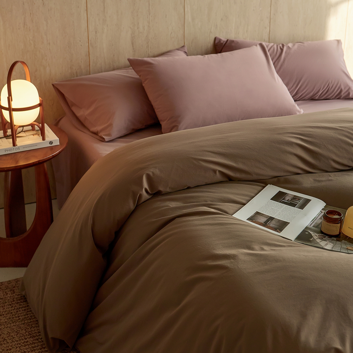 91家纺网 家纺一手货源 找家纺 轩和家居 2026新款全棉高支旧感砂洗长绒棉拼色四件套 落栗棕+豆沙色