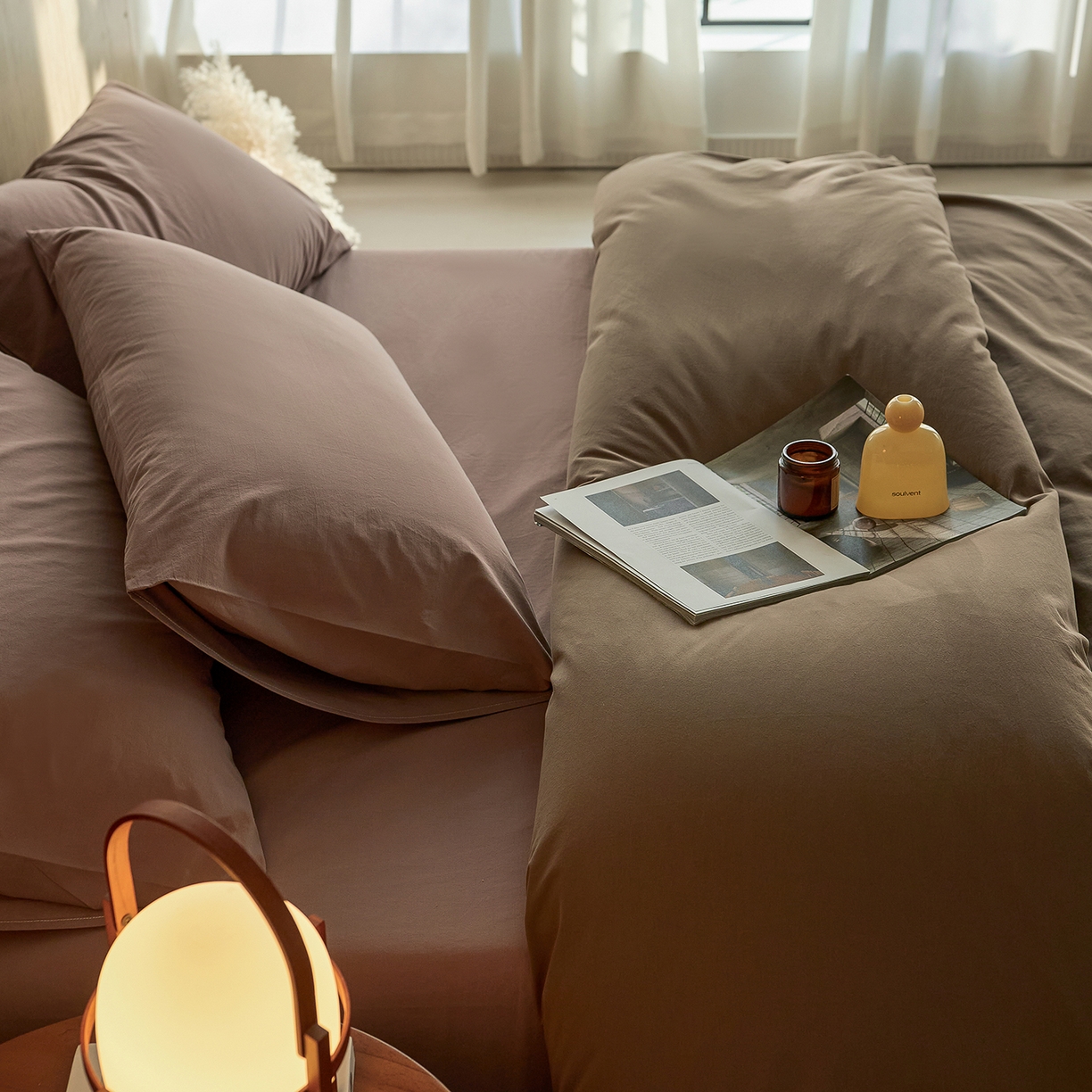 91家纺网 家纺一手货源 找家纺 轩和家居 2026新款全棉高支旧感砂洗长绒棉拼色四件套 落栗棕+豆沙色