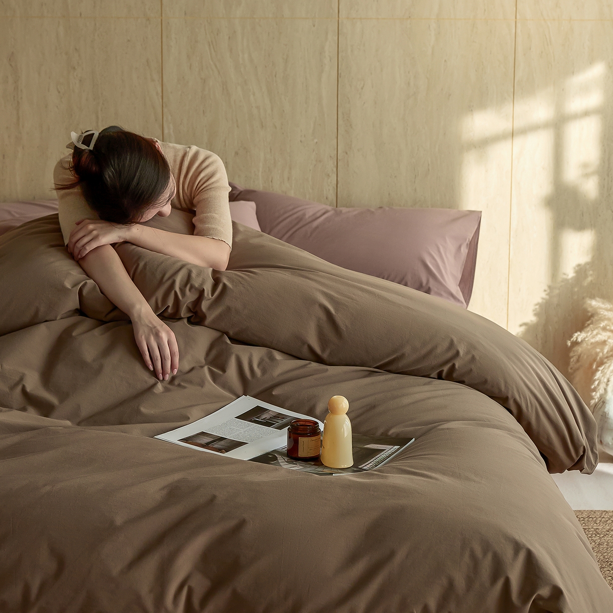 91家纺网 家纺一手货源 找家纺 轩和家居 2026新款全棉高支旧感砂洗长绒棉拼色四件套 落栗棕+豆沙色