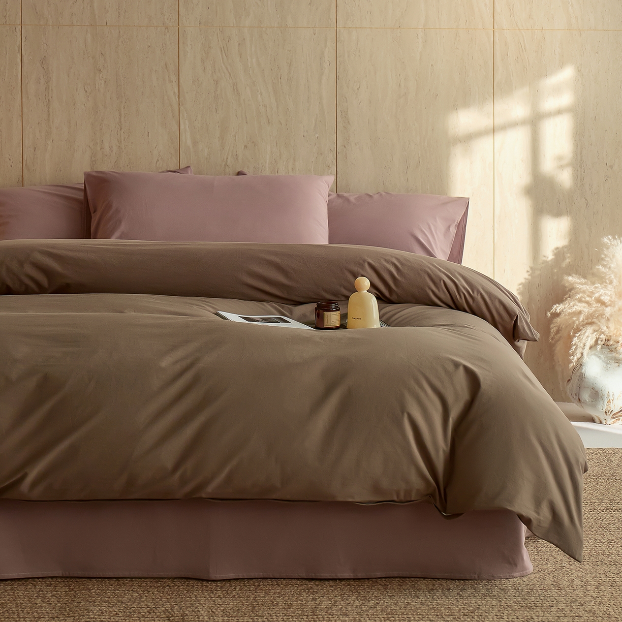 91家纺网 家纺一手货源 找家纺 轩和家居 2026新款全棉高支旧感砂洗长绒棉拼色四件套 落栗棕+豆沙色