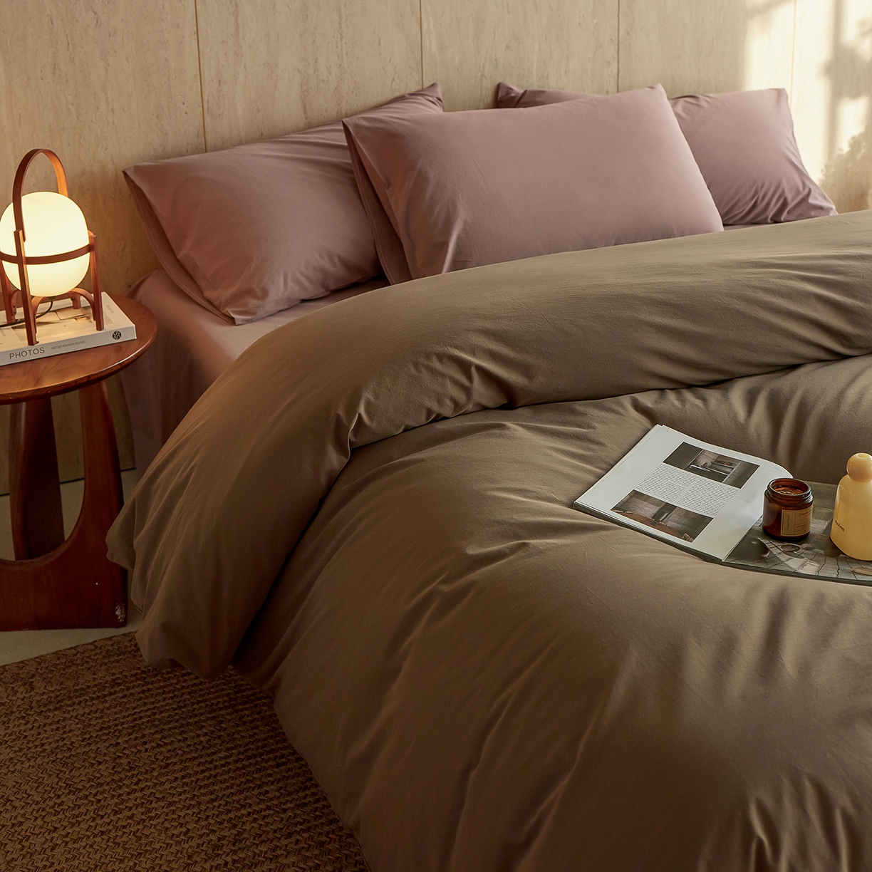 91家纺网 家纺一手货源 找家纺 轩和家居 2026新款全棉高支旧感砂洗长绒棉拼色四件套 落栗棕+豆沙色