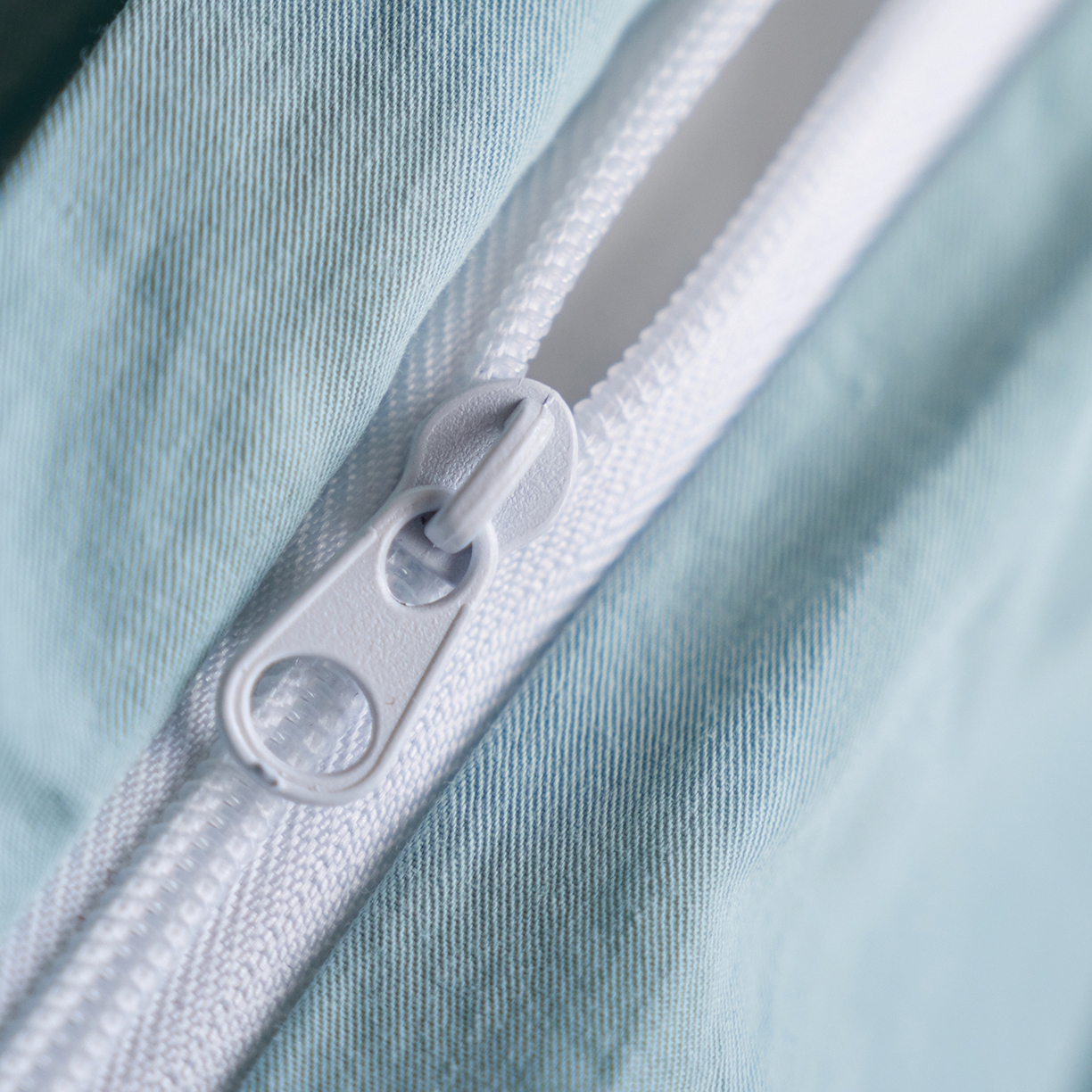 91家纺网 家纺一手货源 找家纺 轩和家居 2026新款全棉高支旧感砂洗长绒棉拼色四件套 松石绿+浅云白