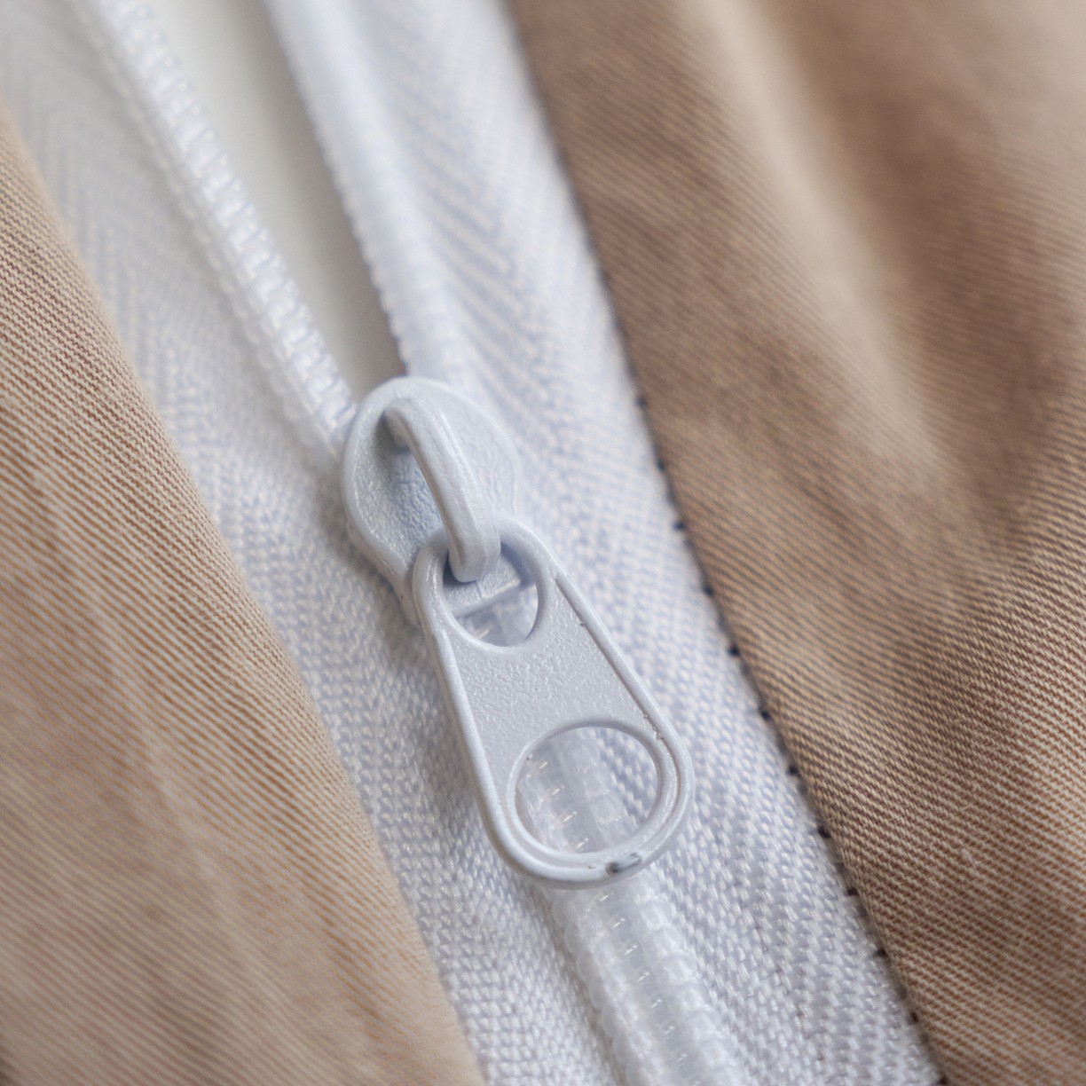 91家纺网 家纺一手货源 找家纺 轩和家居 2026新款全棉高支旧感砂洗长绒棉拼色四件套 秋麦色+浅云白