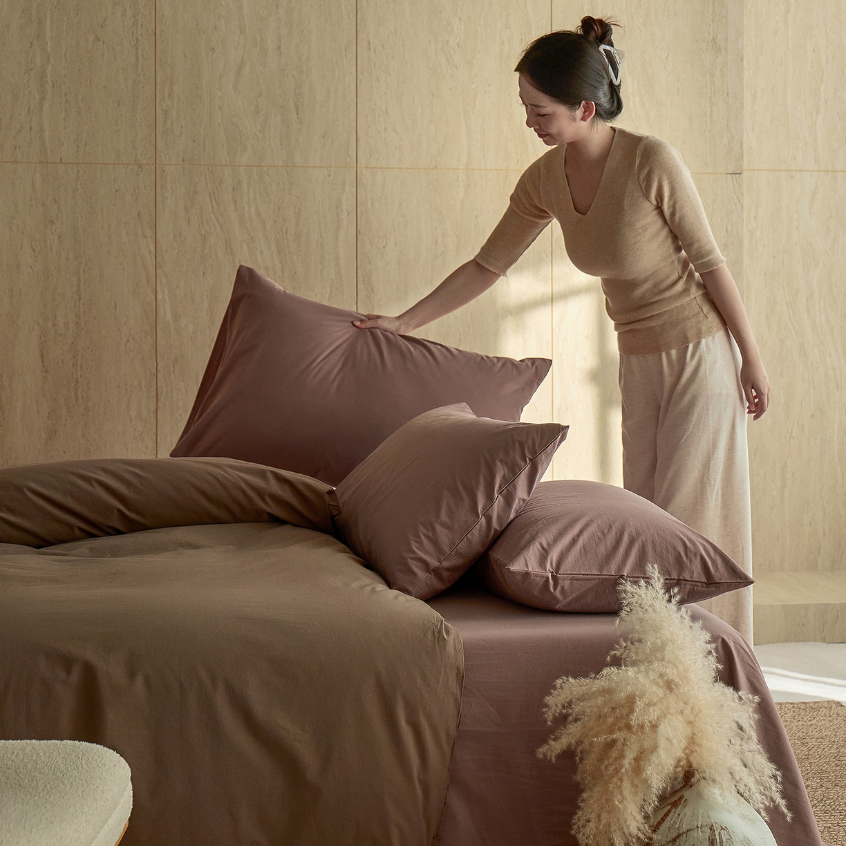 91家纺网 家纺一手货源 找家纺 轩和家居 2026新款全棉高支旧感砂洗长绒棉拼色四件套 落栗棕+豆沙色