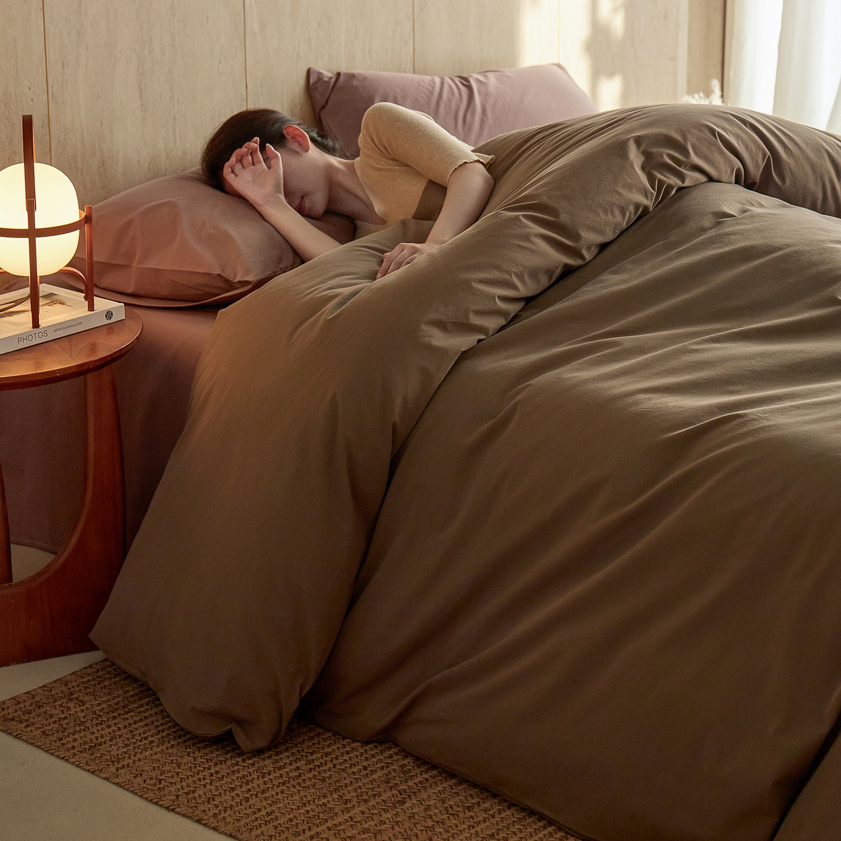 91家纺网 家纺一手货源 找家纺 轩和家居 2026新款全棉高支旧感砂洗长绒棉拼色四件套 落栗棕+豆沙色