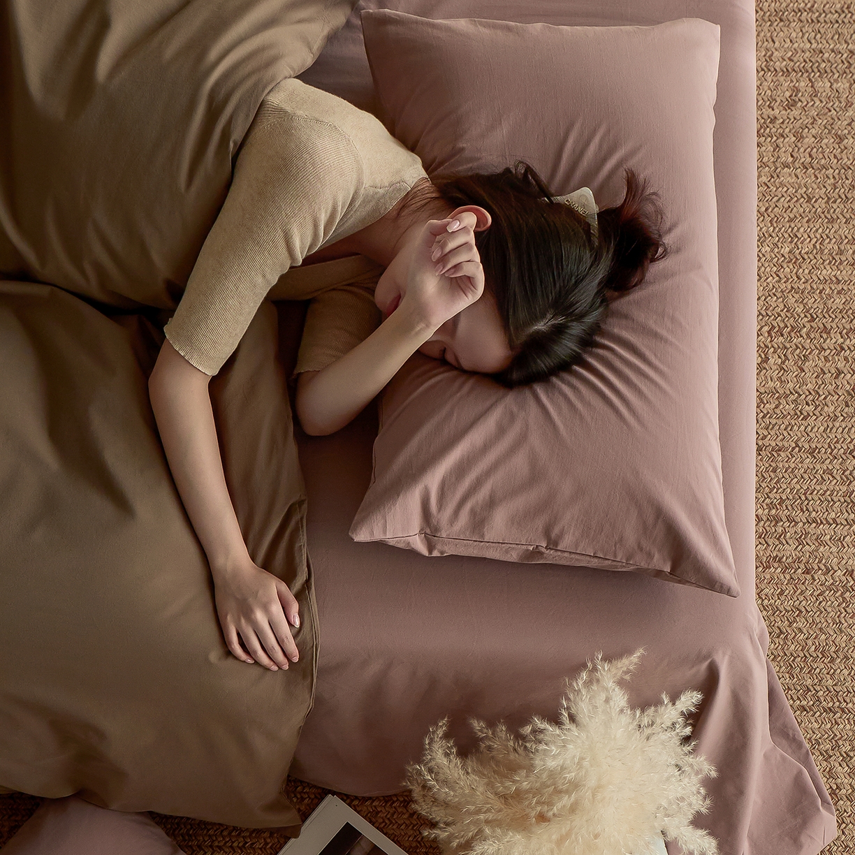 91家纺网 家纺一手货源 找家纺 轩和家居 2026新款全棉高支旧感砂洗长绒棉拼色四件套 落栗棕+豆沙色