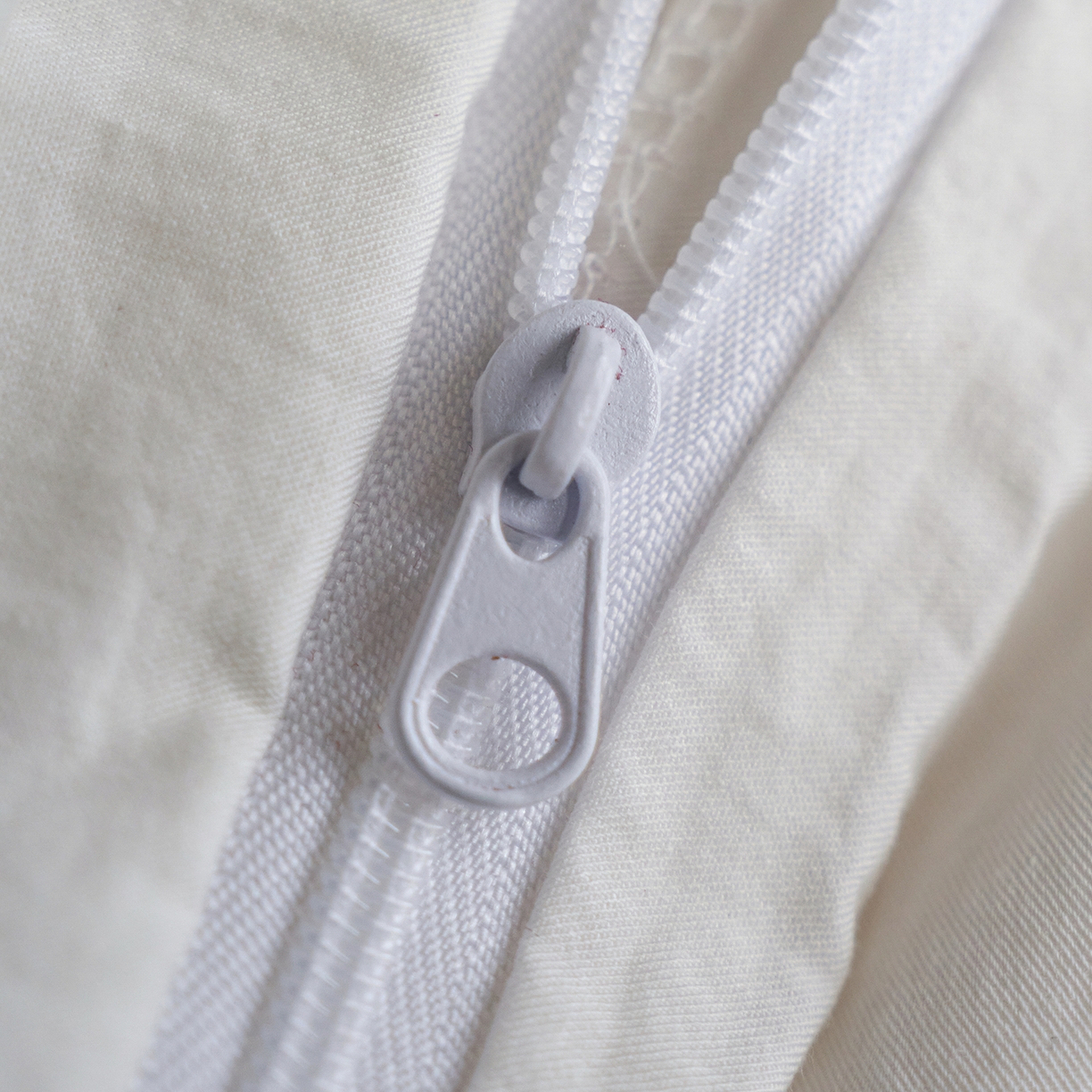 91家纺网 家纺一手货源 找家纺 轩和家居 2026新款全棉高支旧感砂洗长绒棉拼色四件套 浅云白+青绿色