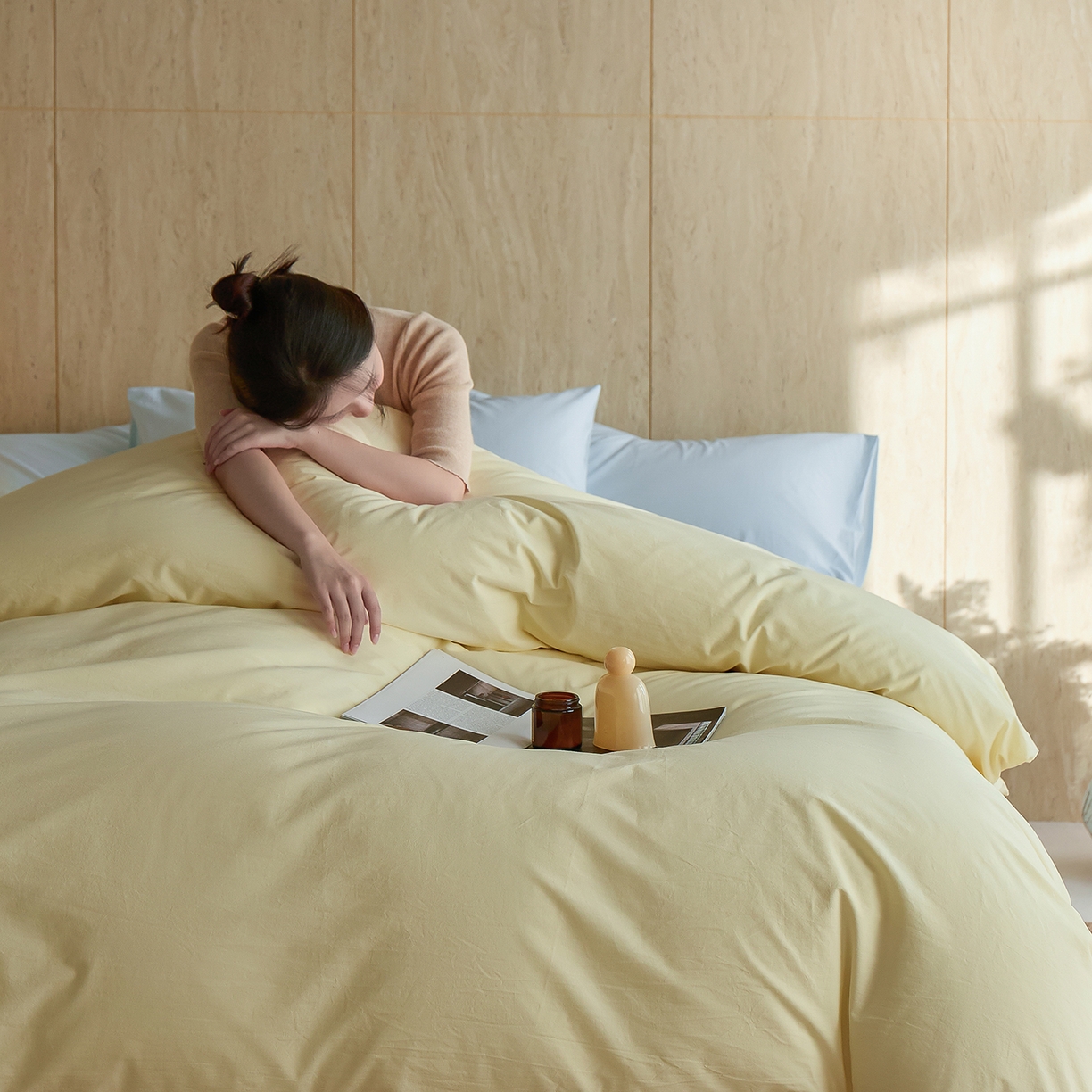 91家纺网 家纺一手货源 找家纺 轩和家居 2026新款全棉高支旧感砂洗长绒棉拼色四件套 淡黄色+天空蓝