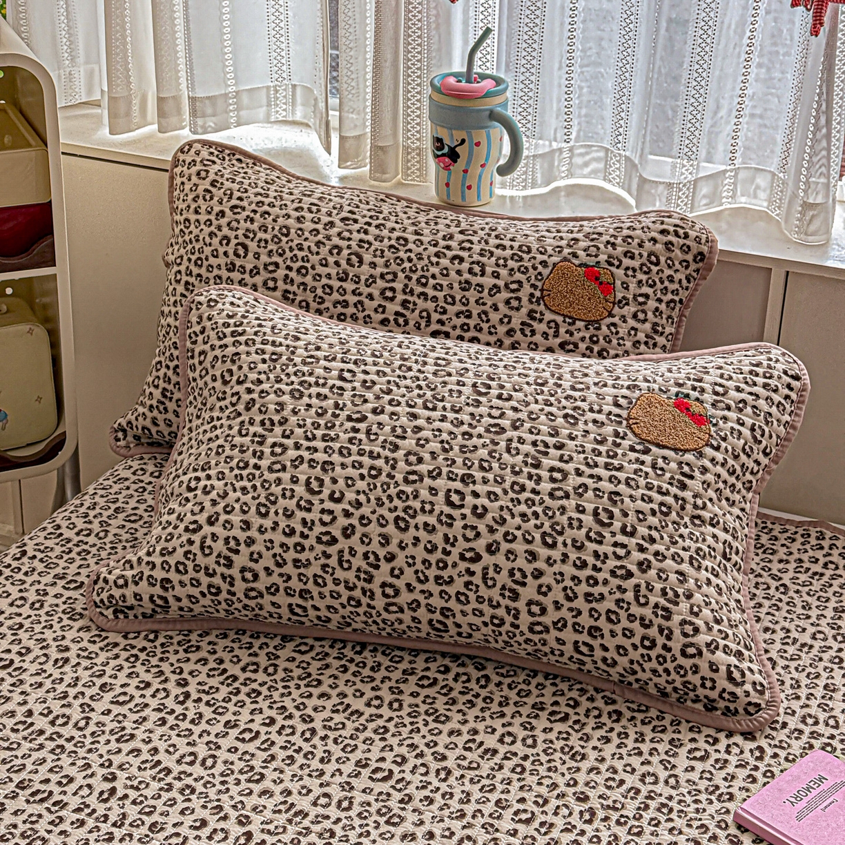 91家纺网 家纺一手货源 找家纺 富米莱单品馆 2026新款古法仿棉毛巾绣夹棉床盖床垫床褥床笠-四季款系列 豹纹蝴蝶结