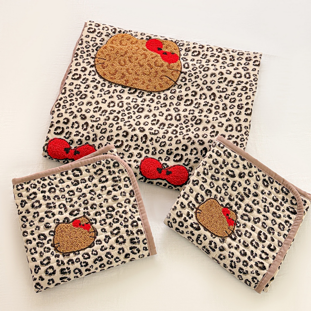 91家纺网 家纺一手货源 找家纺 富米莱单品馆 2026新款古法仿棉毛巾绣夹棉床盖床垫床褥床笠-四季款系列 豹纹蝴蝶结