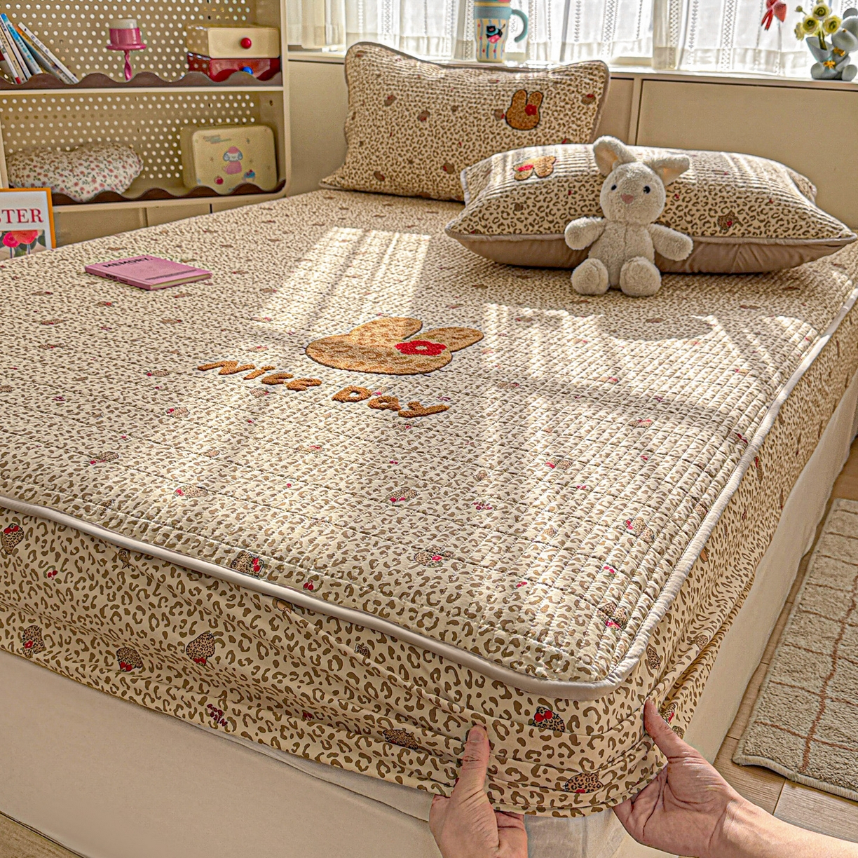 91家纺网 家纺一手货源 找家纺 富米莱单品馆 2026新款古法仿棉毛巾绣夹棉床盖床垫床褥床笠-四季款系列 豹纹猫