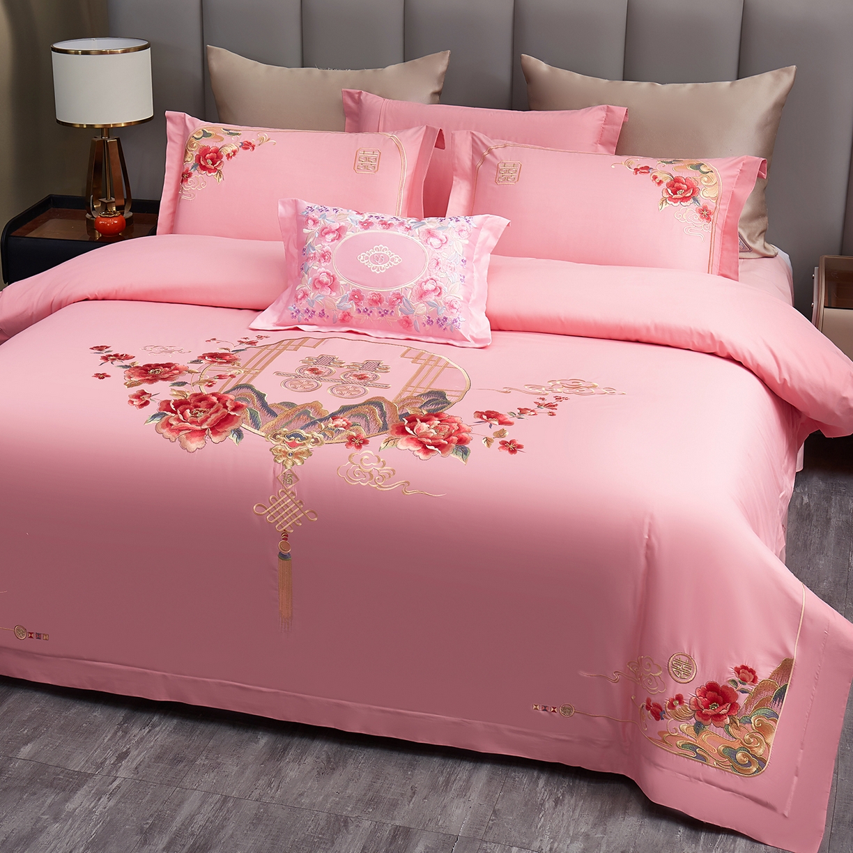 91家纺网 家纺一手货源 找家纺 浩情国际婚庆供货中心 2026新款100%全棉长绒棉纯棉婚庆四件套结婚刺绣六件套多件套长期供货 （提供买家秀） 盛世牡丹-粉玉