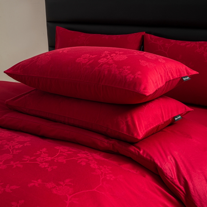 91家纺网 家纺一手货源 找家纺 卧趣家纺 2026新款全棉贡缎提花红色婚庆纯棉四件套 花戏蝶