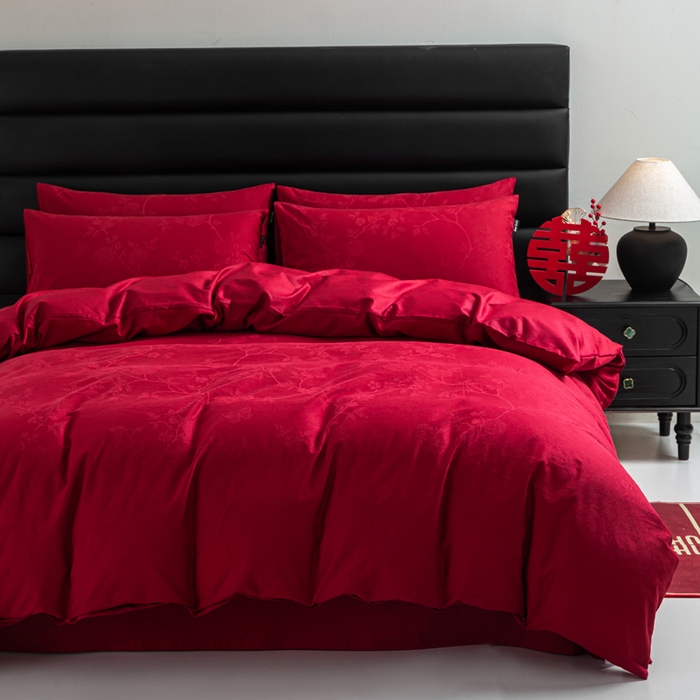 91家纺网 家纺一手货源 找家纺 卧趣家纺 2026新款全棉贡缎提花红色婚庆纯棉四件套 花戏蝶