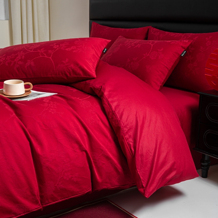 91家纺网 家纺一手货源 找家纺 卧趣家纺 2026新款全棉贡缎提花红色婚庆纯棉四件套 花戏蝶