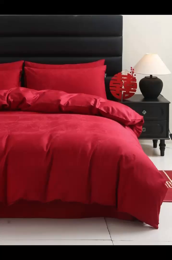 91家纺网 家纺一手货源 找家纺 卧趣家纺 2026新款全棉贡缎提花红色婚庆纯棉四件套 花戏蝶