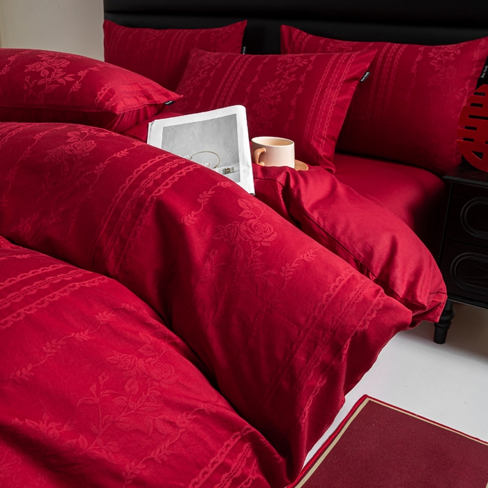 91家纺网 家纺一手货源 找家纺 卧趣家纺 2026新款全棉贡缎提花红色婚庆纯棉四件套 花漾甜心-红