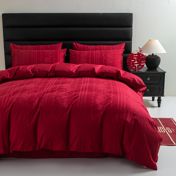 91家纺网 家纺一手货源 找家纺 卧趣家纺 2026新款全棉贡缎提花红色婚庆纯棉四件套 花漾甜心-红