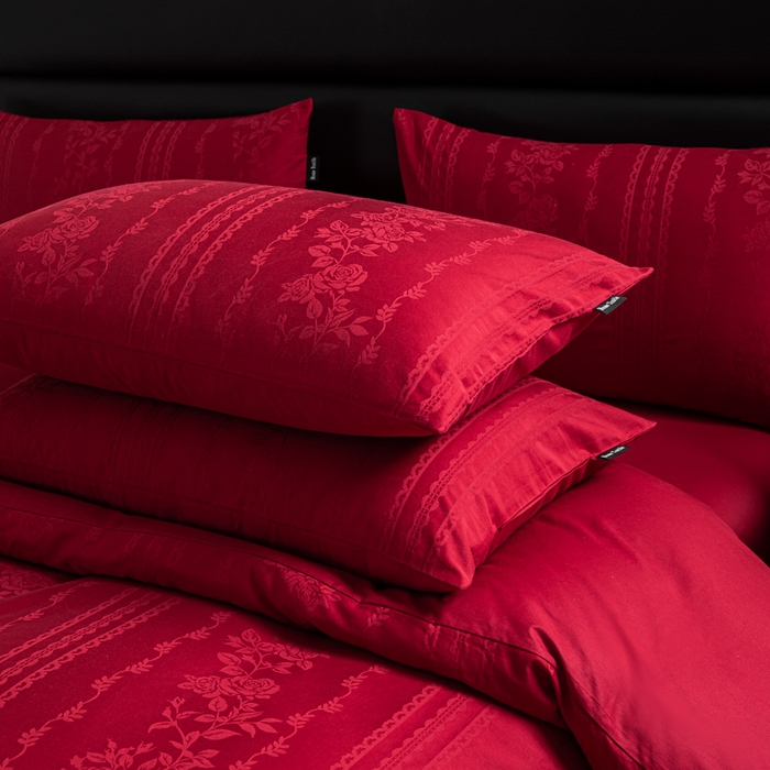 91家纺网 家纺一手货源 找家纺 卧趣家纺 2026新款全棉贡缎提花红色婚庆纯棉四件套 花漾甜心-红