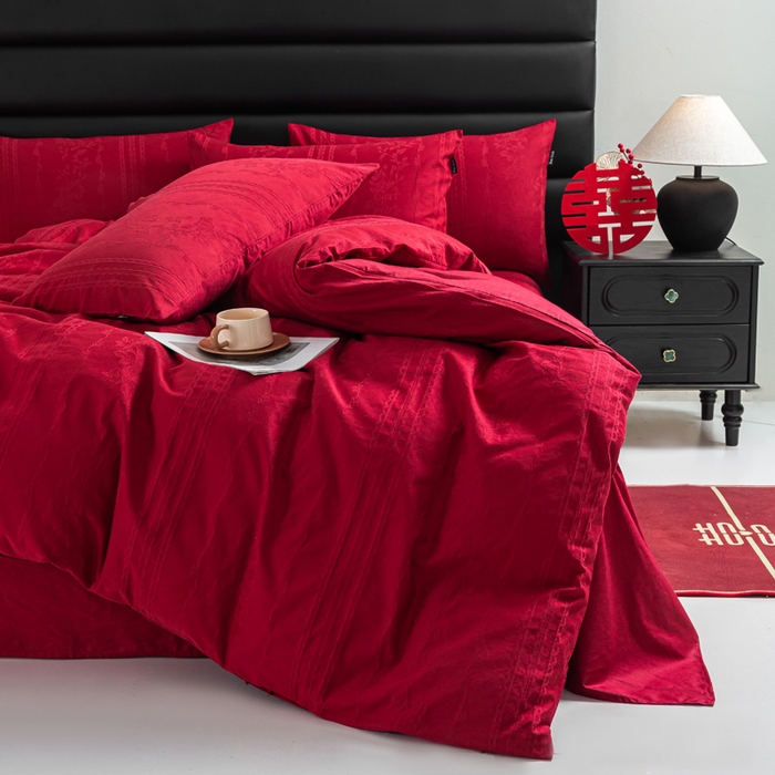 91家纺网 家纺一手货源 找家纺 卧趣家纺 2026新款全棉贡缎提花红色婚庆纯棉四件套 花漾甜心-红