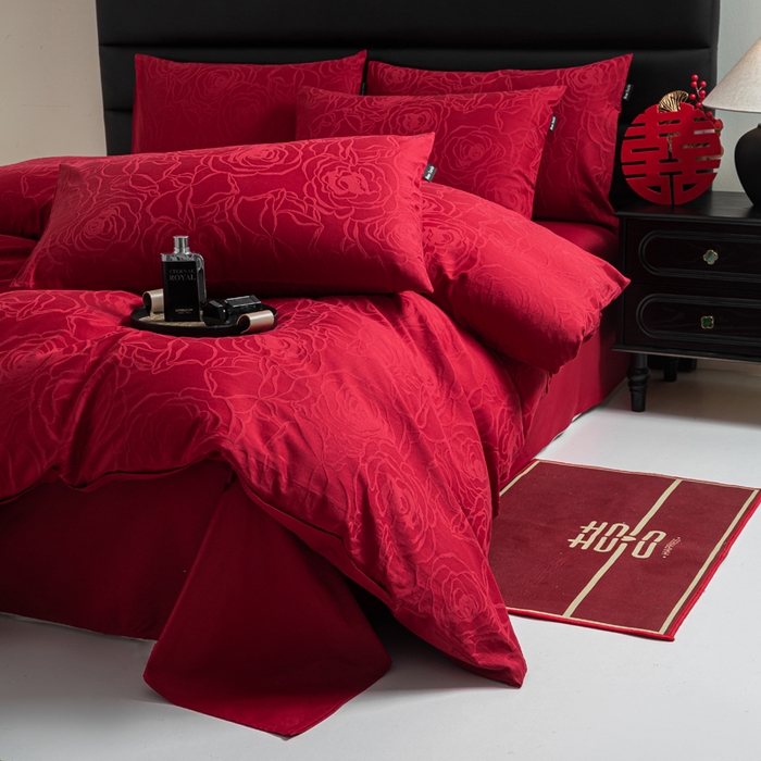 91家纺网 家纺一手货源 找家纺 卧趣家纺 2026新款全棉贡缎提花红色婚庆纯棉四件套 玫香