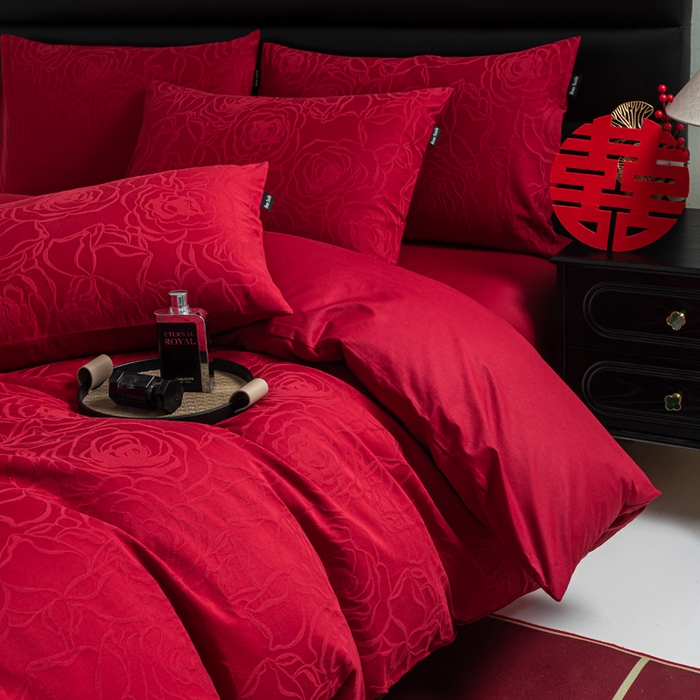 91家纺网 家纺一手货源 找家纺 卧趣家纺 2026新款全棉贡缎提花红色婚庆纯棉四件套 玫香