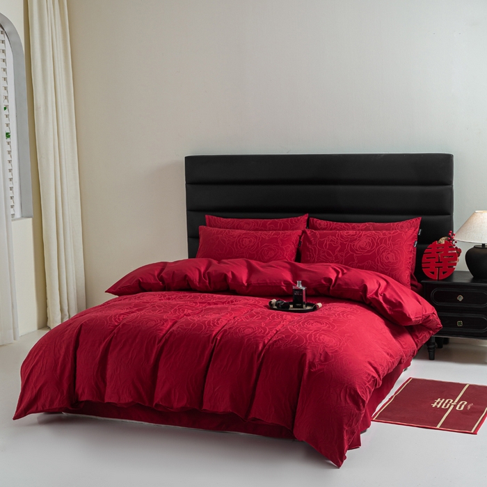 91家纺网 家纺一手货源 找家纺 卧趣家纺 2026新款全棉贡缎提花红色婚庆纯棉四件套 玫香