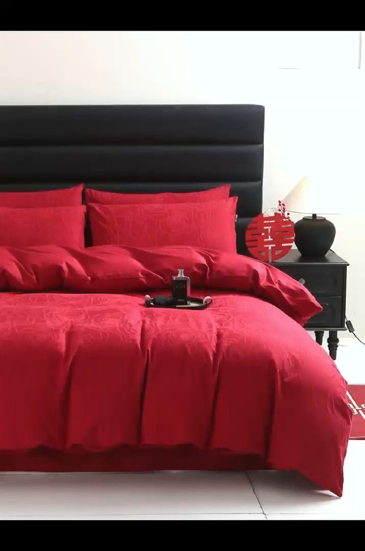 91家纺网 家纺一手货源 找家纺 卧趣家纺 2026新款全棉贡缎提花红色婚庆纯棉四件套 玫香
