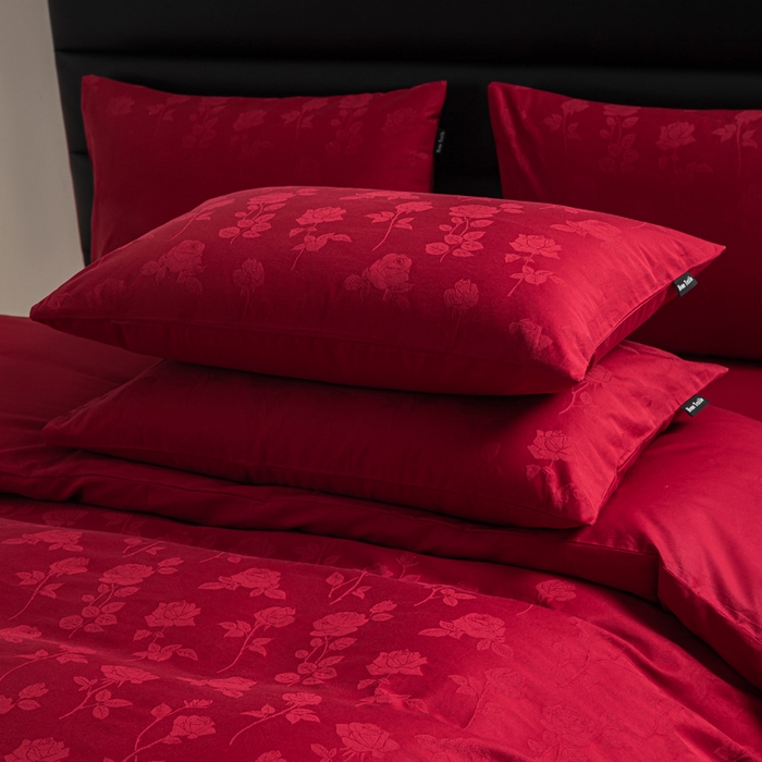 91家纺网 家纺一手货源 找家纺 卧趣家纺 2026新款全棉贡缎提花红色婚庆纯棉四件套 岁月留声