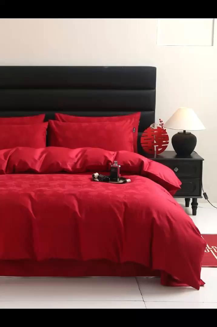 91家纺网 家纺一手货源 找家纺 卧趣家纺 2026新款全棉贡缎提花红色婚庆纯棉四件套 岁月留声