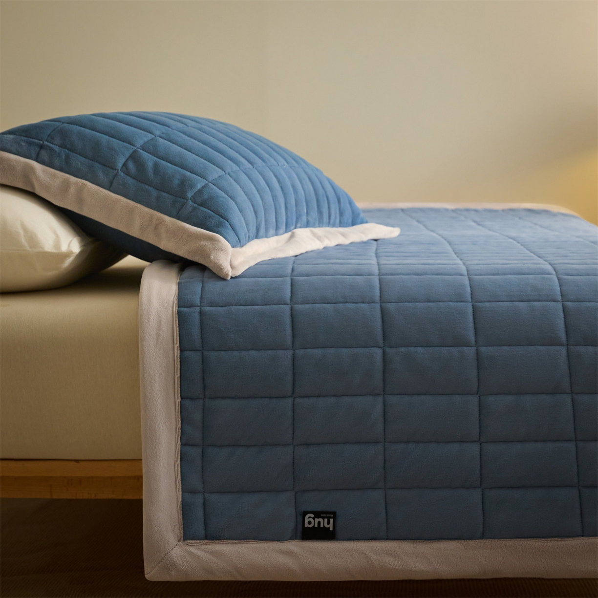 91家纺网 家纺一手货源 找家纺 盛秋家纺 2026新款A类牛奶绒夹棉床盖 宾利蓝+香草灰